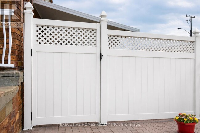 Photo du bâtiment - 2 Clubhouse Ct