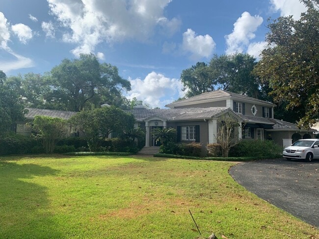 Building Photo - Winter Park Pool Home on half acre lot, st...