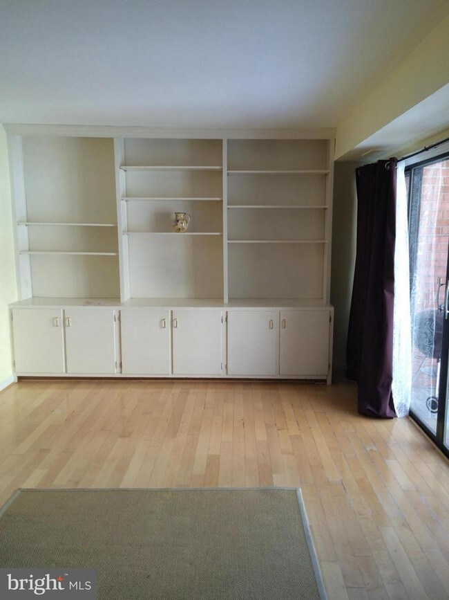 Foto del edificio - 5974 Westchester Park Dr