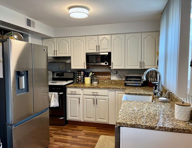 Foto del edificio - Dreamy 2 Bedroom, 1 Bathroom Townhome in t...