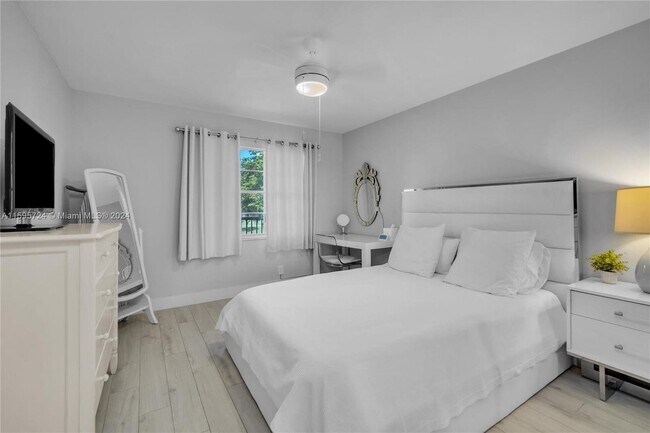 Building Photo - 551 SW 135th Ave