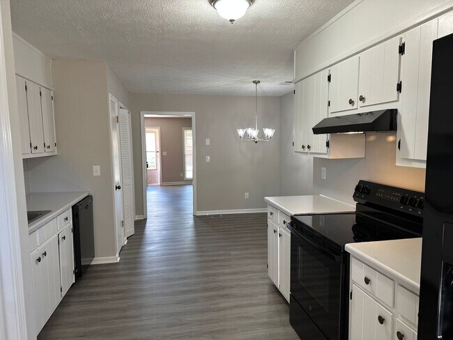 Foto del edificio - Freshly Renovated 2BR/1BA Duplex in Conyers Location!