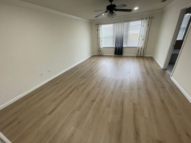 Foto del edificio - 3 Bed/2.5 Bath, 2 Story Townhome in Legacy Park