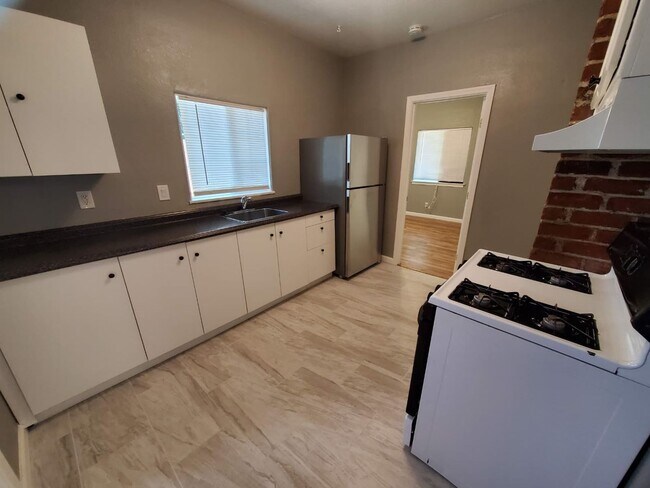 Foto del edificio - Charming duplex available Oct 15th.