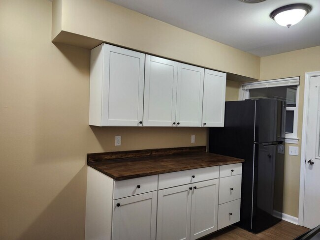 Foto del edificio - 827 Darryl Ln