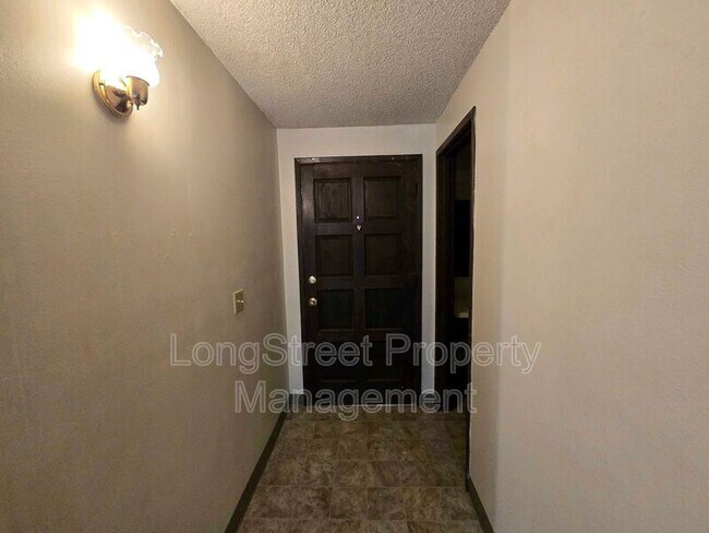 Foto del edificio - 2145 NW Highland Dr