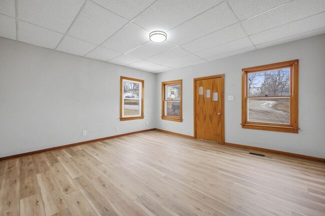 Building Photo - Remodeled 2 bedroom home with attached garage in charming Savannah