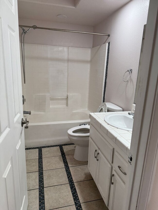 Building Photo - Charming 3-Bedroom Home with Spacious Yard