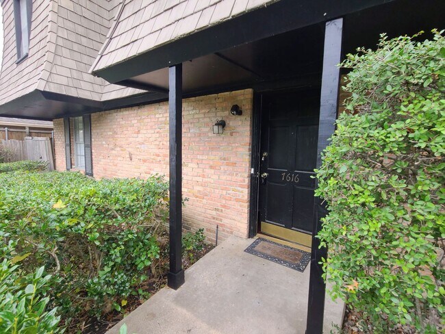 Building Photo - 3/2.5 Duplex in North Dallas