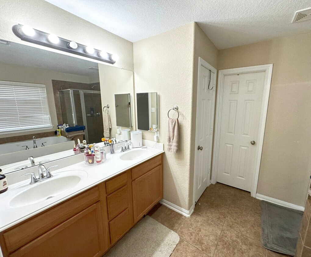 Building Photo - 26830 Henson Falls Dr