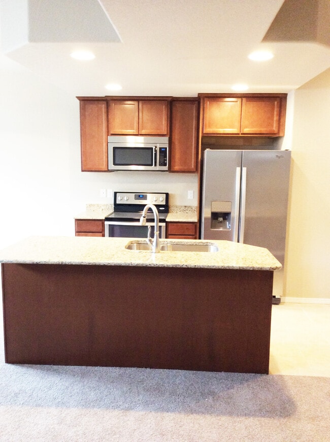 Building Photo - District 20 Townhome!!