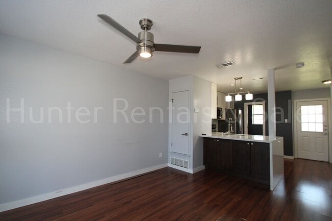 Foto del edificio - Beautiful 2 Bedroom, 1.5 Bath Townhouse