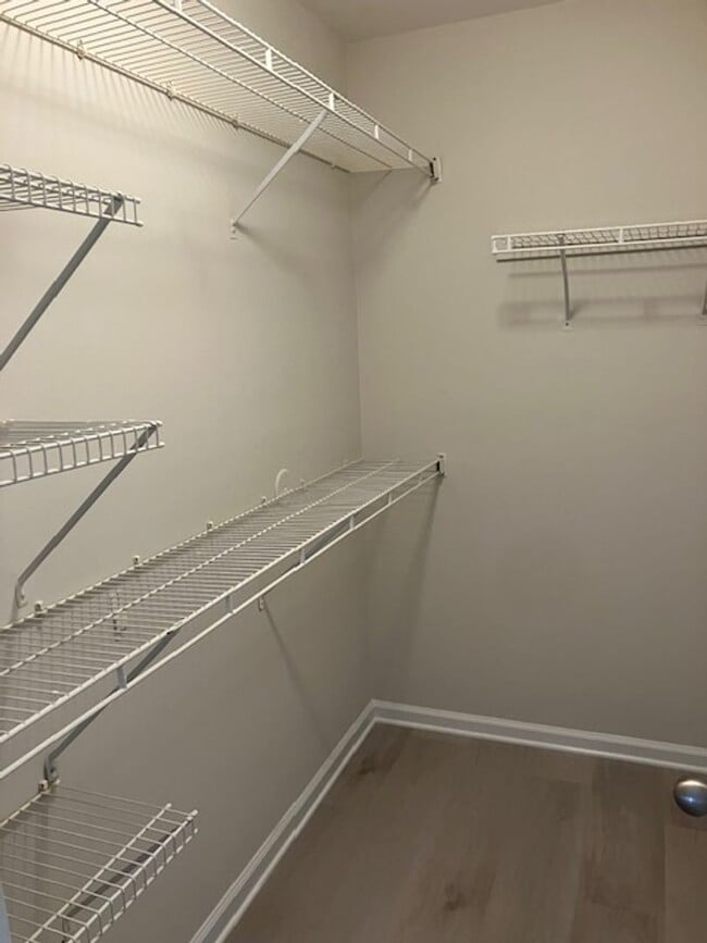 Building Photo - 908-C