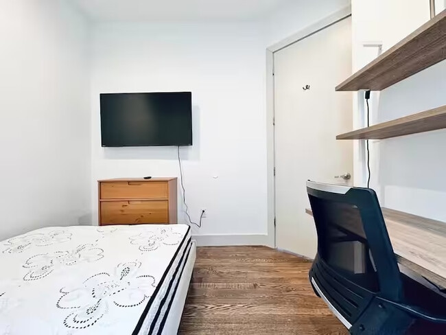 Building Photo - Furnished room/NOT APARTMENT