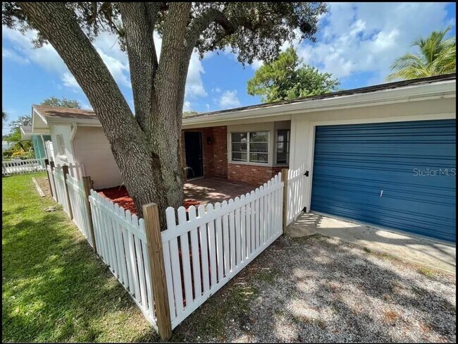 Building Photo - 5638 Nutmeg Ave