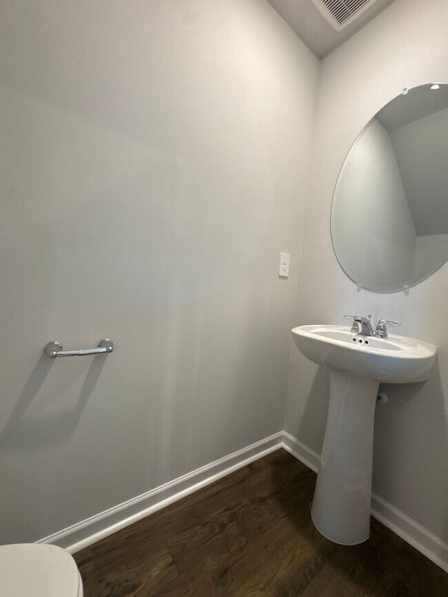 Building Photo - New Year, New Home! $500 Move-In Credit Available Through 1/15/26