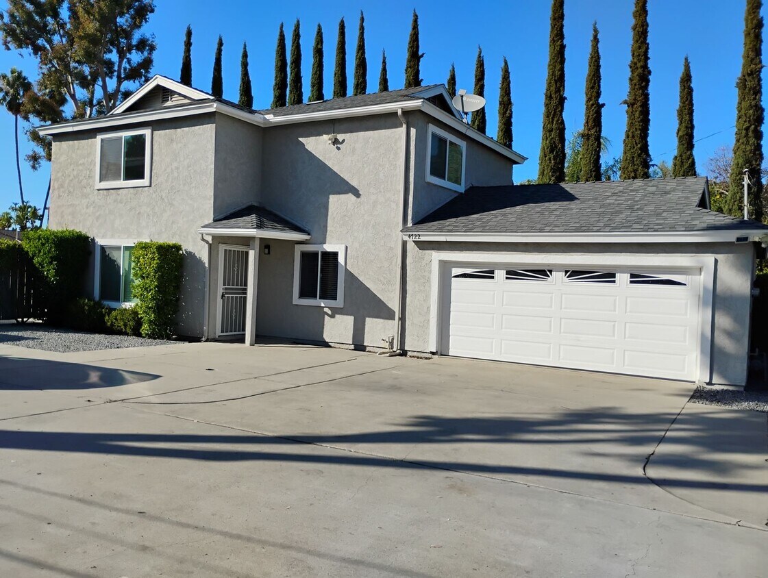 Foto principal - Like new 4 BR/3 Full Baths