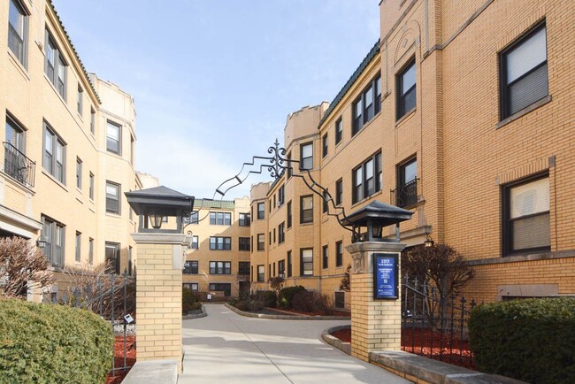 Building Photo - 2231 N Rockwell St