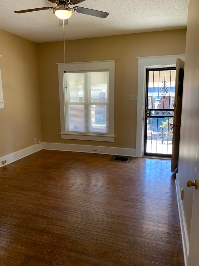 Living room/Bedroom - 1931 Ivanhoe Ct