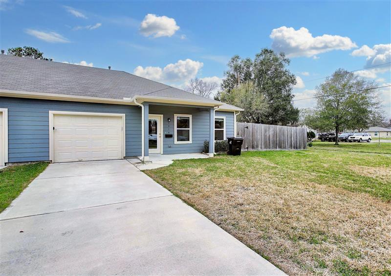 Foto principal - Lovely 2Bed 2Bath Single Family Home Avail...