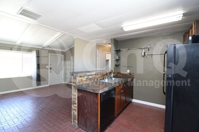 Foto del edificio - 1021 E Harry St