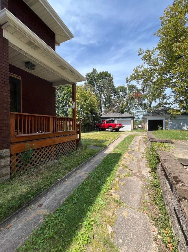 Building Photo - 3 Bedroom Squirrel Hill Home Available Now!