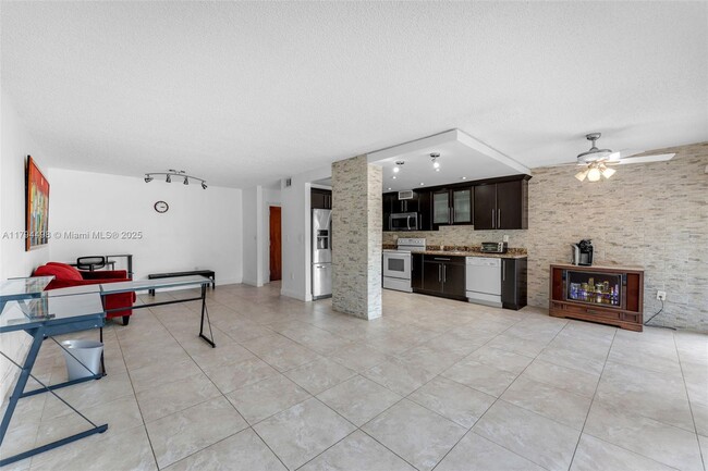 Foto del edificio - 5800 SW 127th Ave