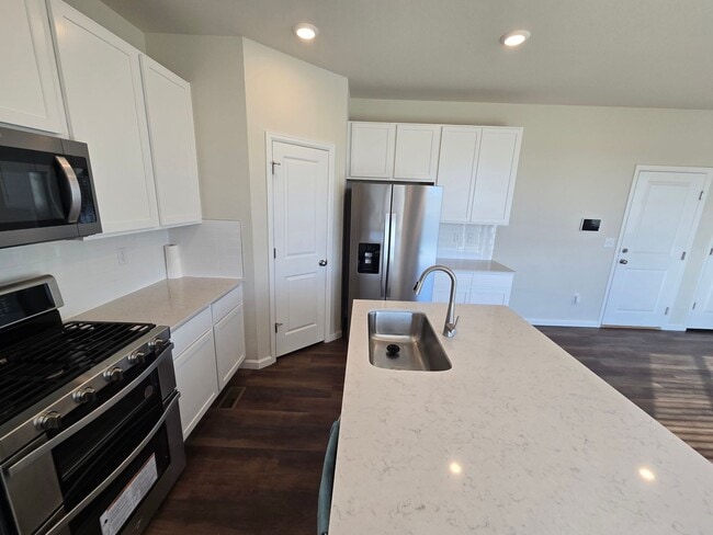 Foto del edificio - Like new 3 bedroom 2.5 bath with loft