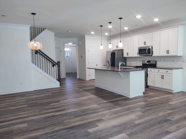 Building Photo - Beautiful Townhome located in The Enclave ...