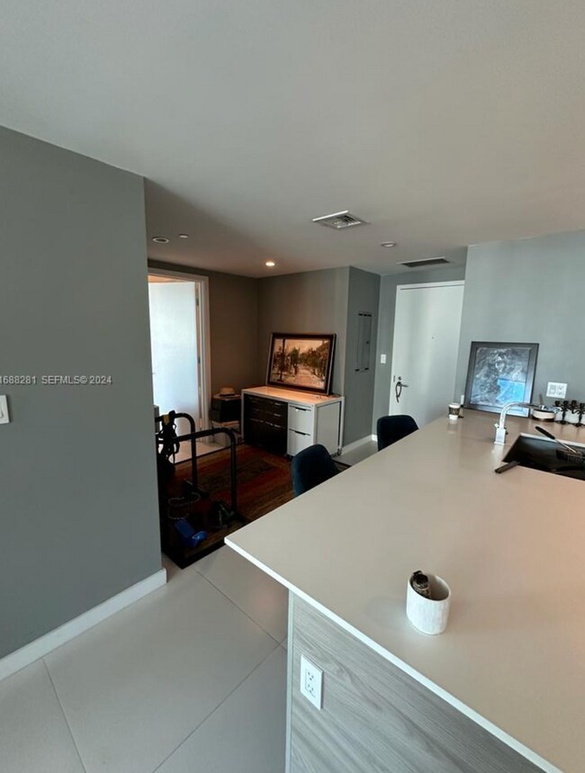 Foto del edificio - Enjoy this spacious 1-bedroom + DEN unit in an excellent location,