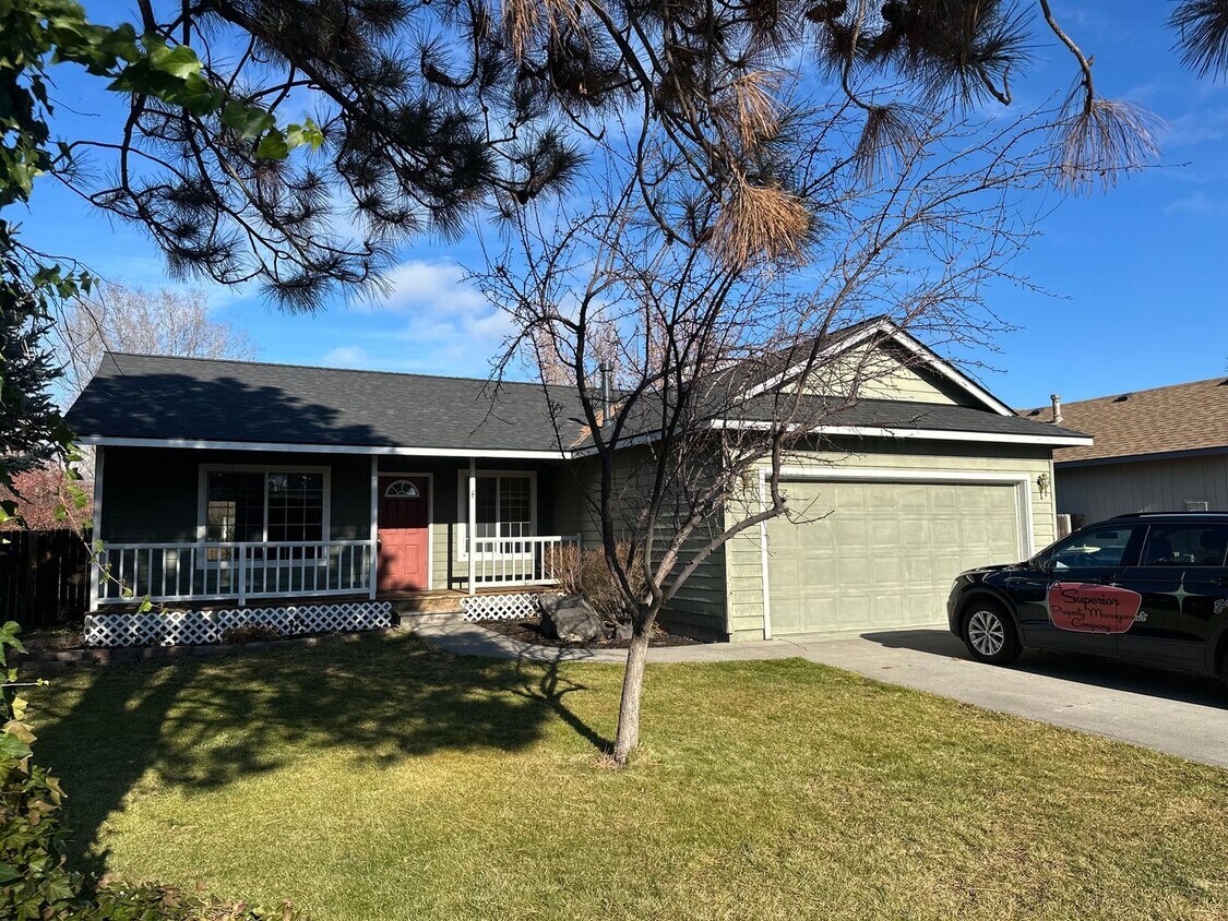 Ranch Style Home in NE Bend! Fenced in backyard! - Ranch Style Home in NE Bend!  Fenced in backyard!