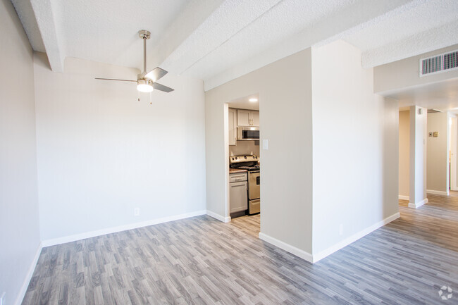 2BD, 2BA - 1,037SF - Dining Room - Uptown Square