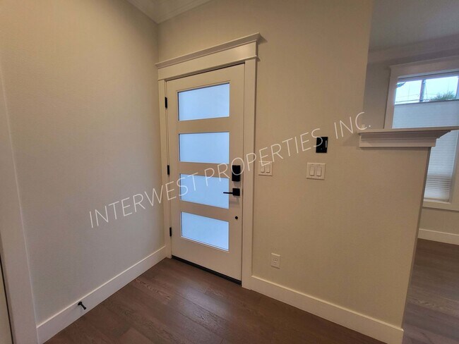 Foto del edificio - 4 bd 3.5ba dream home in the heart of the Woodlawn District w/Washer/Dryer, Garage & Gas Fireplace!