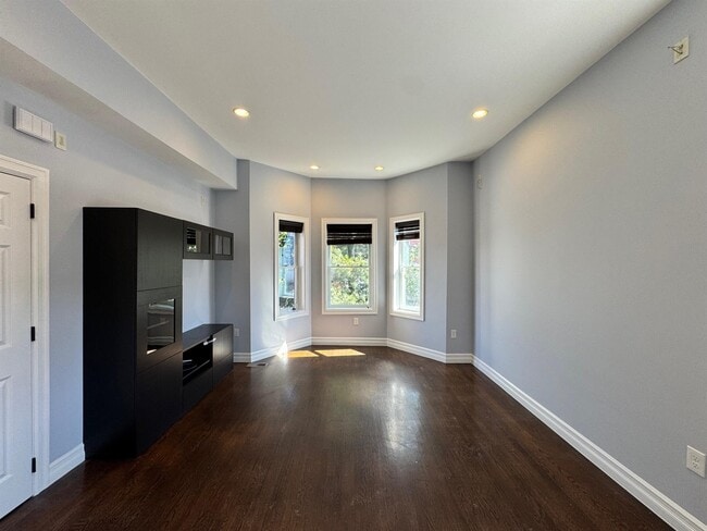 Building Photo - 8 Cross St E