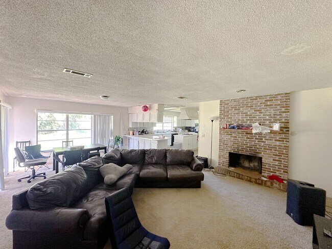 Building Photo - Huge 5 Bedroom, 3 Bathroom House -- Just S...