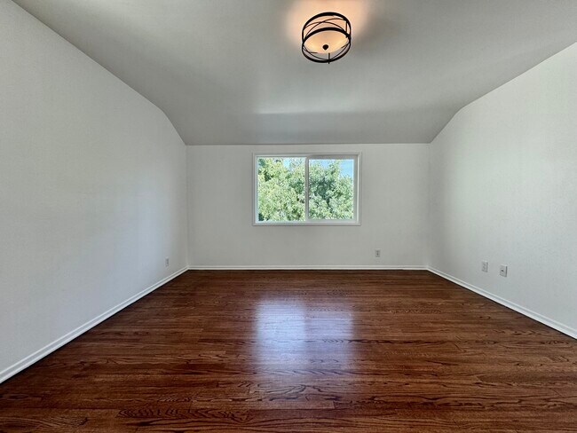 m bed - 4918 Haskell Ave