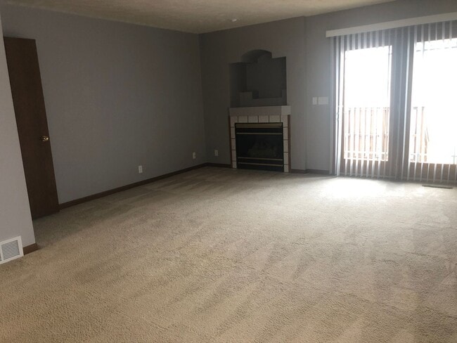 Building Photo - Beautiful 3 bed townhouse!