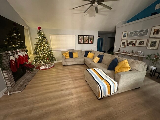 Photo - 491 W Carter St House