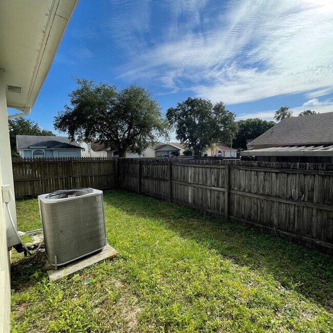 Foto del edificio - Move In Ready Picturesque 3 Bedroom 2 Bath...