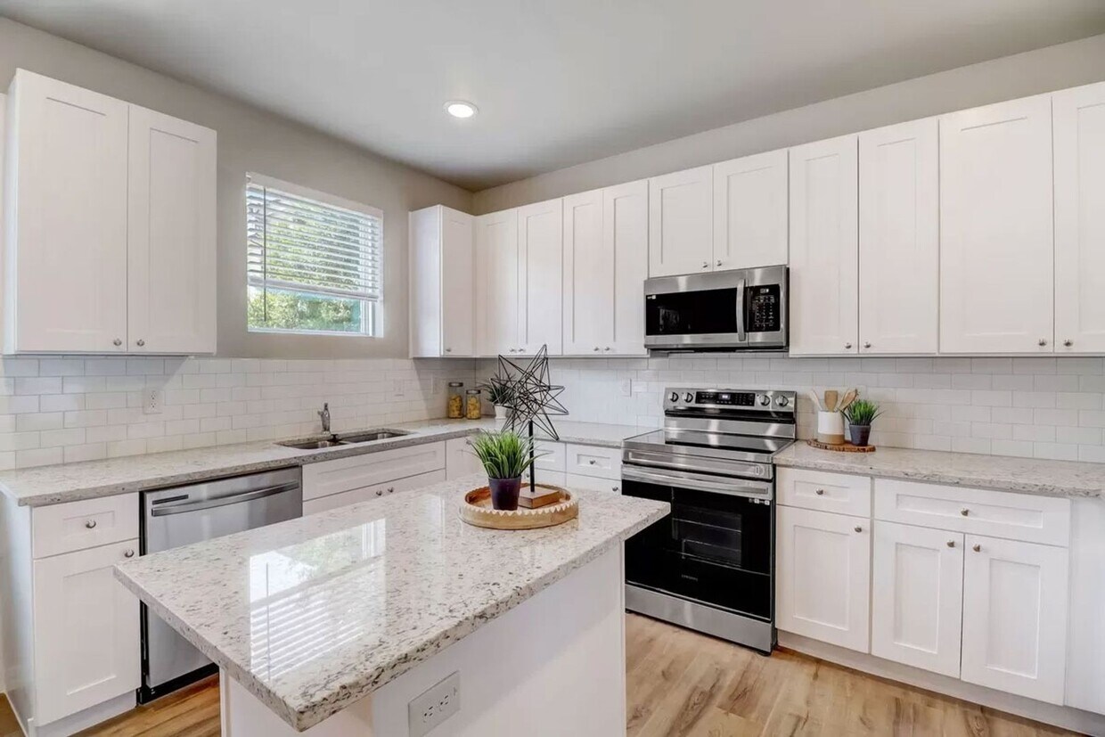 Foto principal - 1045 E Golden Ln
