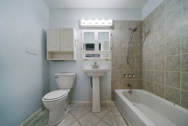 Building Photo - 2853 Florida St