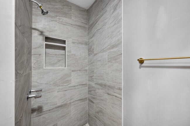 Foto del edificio - 1633 W 37th St