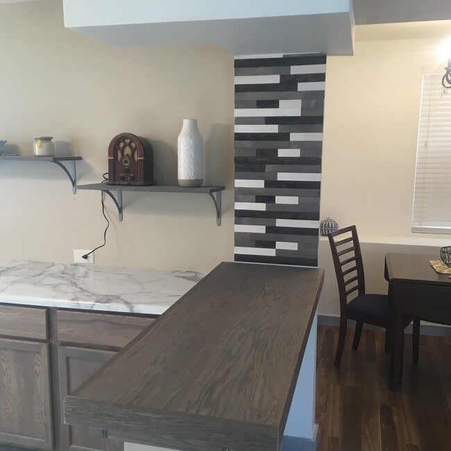 Counter/Island - 10912 S Avenue J