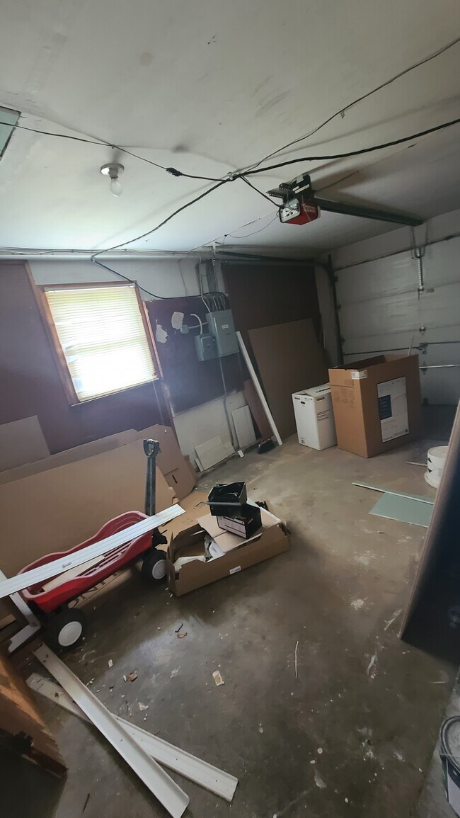 1 car garage - 115 Graham Rd