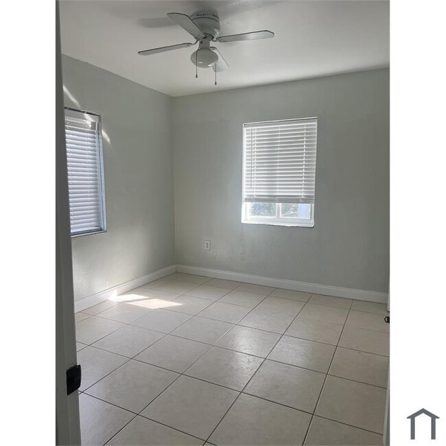 Foto del edificio - 2412 SW 11th St