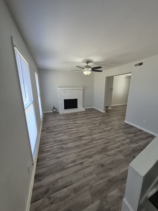 Foto del edificio - 130 Springdale Ct