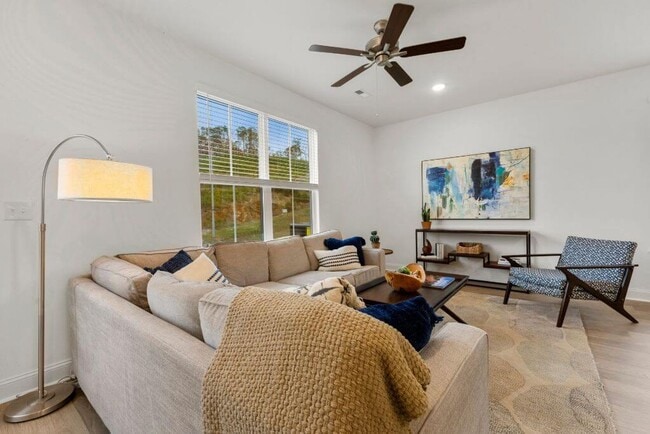 Building Photo - 3-bedroom Townhome