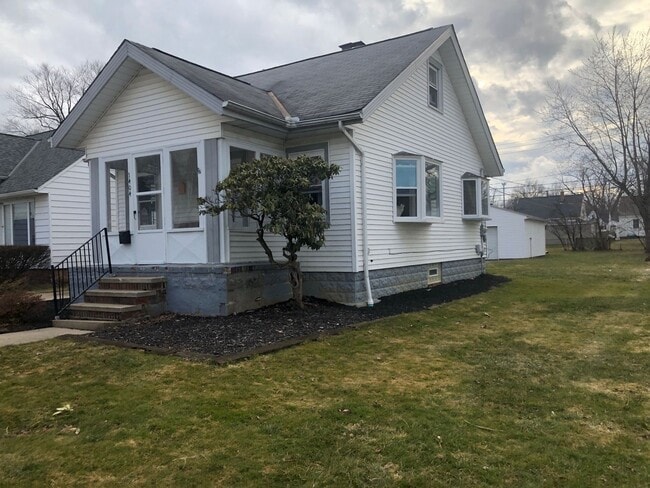 Building Photo - 2 Bedroom with Bonus Room in Basement