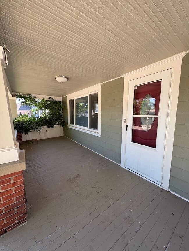 Building Photo - Three bedroom one bathroom home for rent