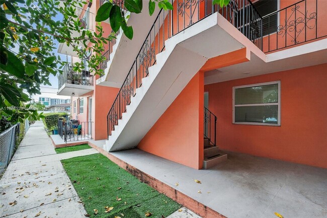 Foto del edificio - 458 SW 9th St